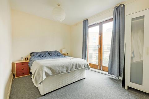 2 bedroom flat to rent, Ashton Street, London E14