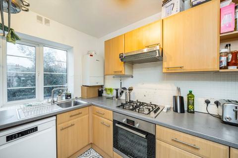 3 bedroom flat for sale, Streatham High Road, London SW16