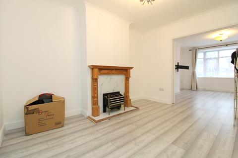 3 bedroom semi-detached house to rent, Rushdene Road, CM15
