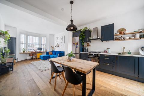 2 bedroom flat for sale, Whitehall Gardens, London W4