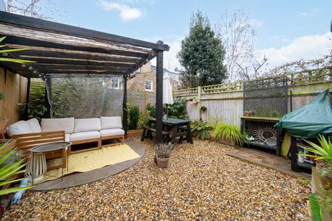 2 bedroom flat for sale, Whitehall Gardens, London W4