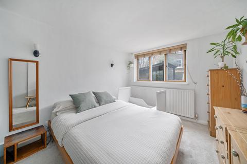 2 bedroom flat for sale, Whitehall Gardens, London W4