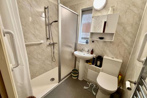 1 bedroom ground floor flat to rent, St. Leonards Road, Eastbourne BN21