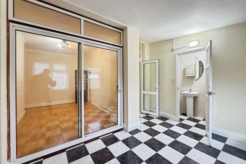 4 bedroom terraced house to rent, Northfield Road, East Ham, London