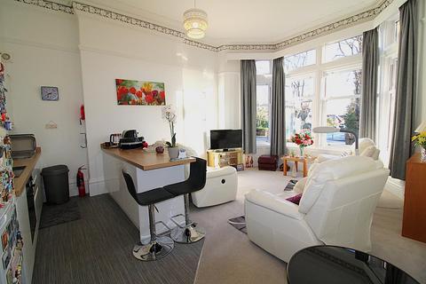 2 bedroom flat to rent, St Annes Road East, Lytham St Annes FY8