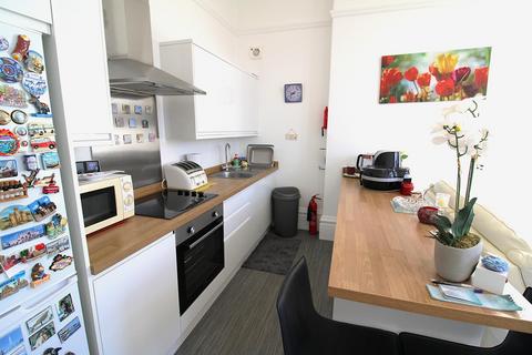 2 bedroom flat to rent, St Annes Road East, Lytham St Annes FY8