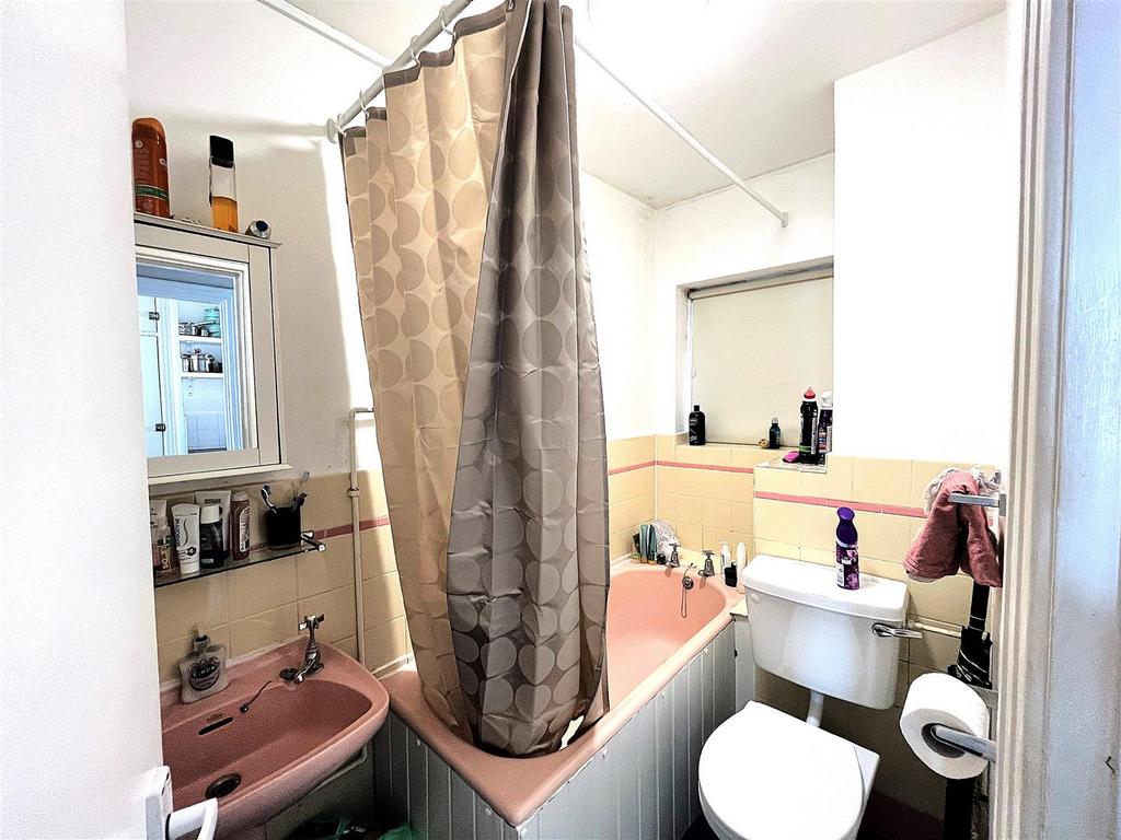 Bathroom e.jpg