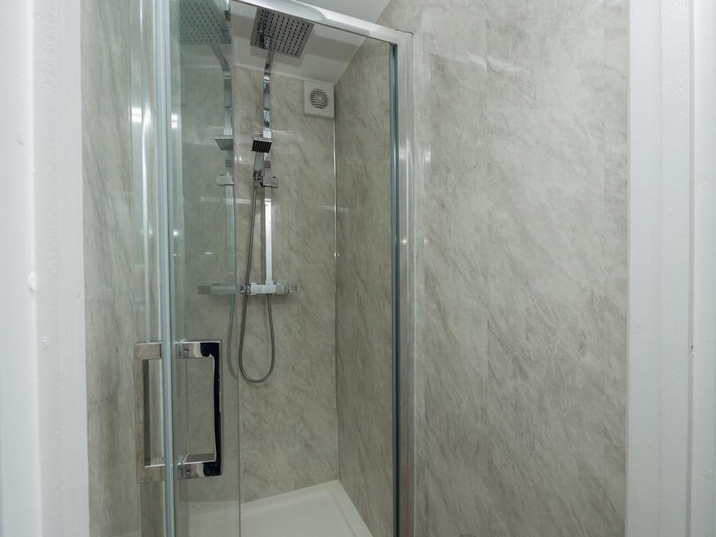 SHOWER ROOM.jpg