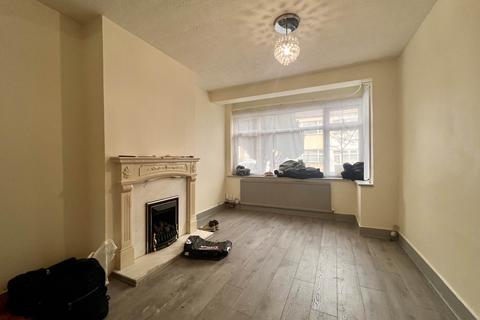 3 bedroom terraced house to rent, Lawrence Avenue, London, E12 5QP