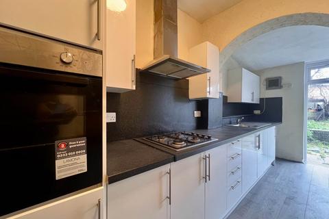 3 bedroom terraced house to rent, Lawrence Avenue, London, E12 5QP