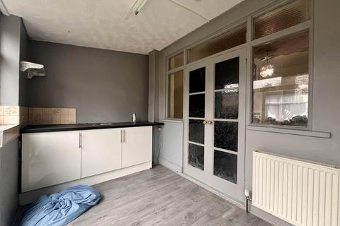3 bedroom terraced house to rent, Lawrence Avenue, London, E12 5QP