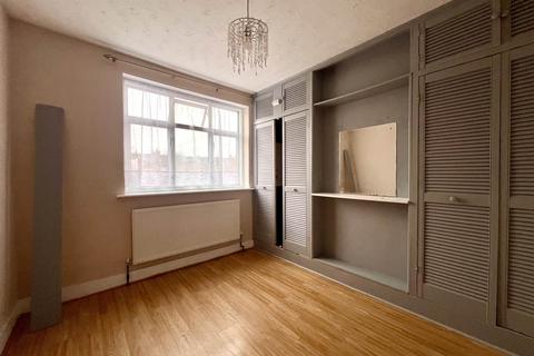 3 bedroom terraced house to rent, Lawrence Avenue, London, E12 5QP