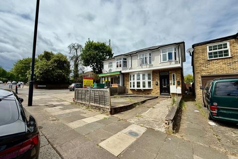 3 bedroom flat to rent, Avenue Road, Southgate