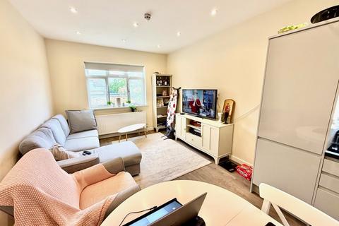 3 bedroom flat to rent, Avenue Road, Southgate