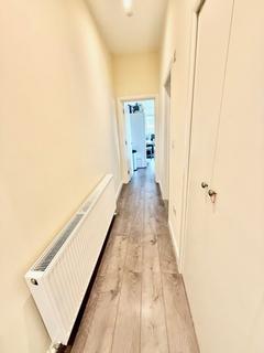 3 bedroom flat to rent, Avenue Road, Southgate