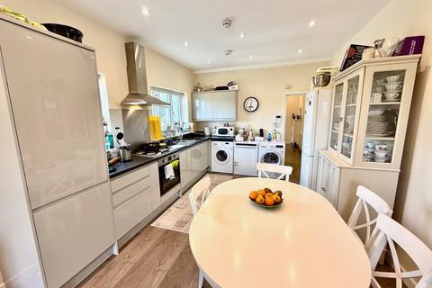 3 bedroom flat to rent, Avenue Road, Southgate