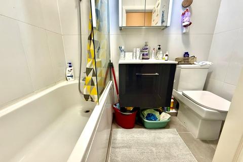 3 bedroom flat to rent, Avenue Road, Southgate