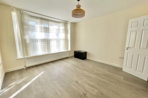 3 bedroom flat to rent, Avenue Road, Southgate
