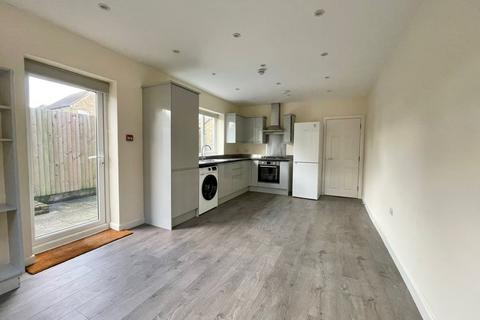 3 bedroom flat to rent, Avenue Road, Southgate