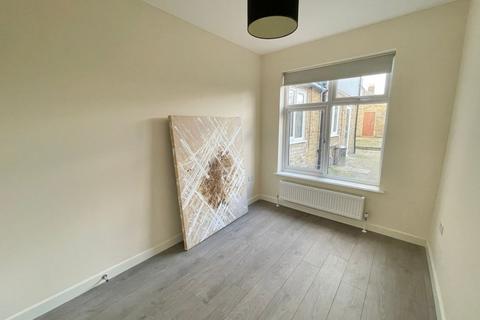 3 bedroom flat to rent, Avenue Road, Southgate
