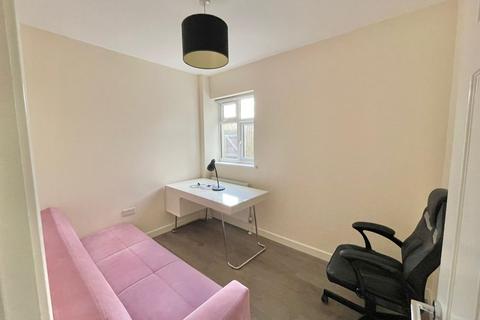 3 bedroom flat to rent, Avenue Road, Southgate