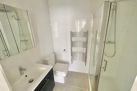 3 bedroom flat to rent, Avenue Road, Southgate