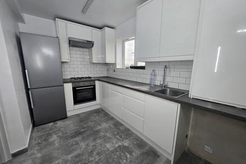 3 bedroom flat to rent, Great Cambridge Road, London N18