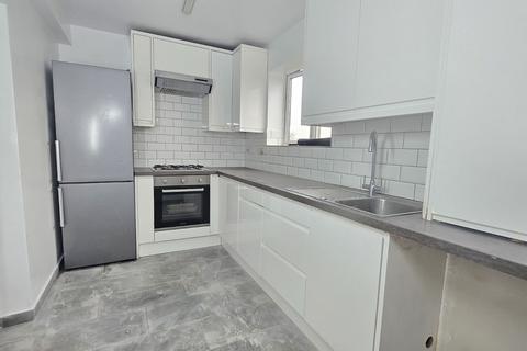 3 bedroom flat to rent, Great Cambridge Road, London N18