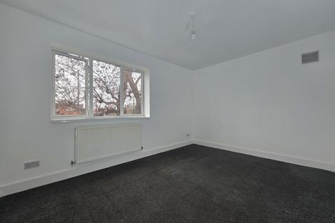 3 bedroom flat to rent, Great Cambridge Road, London N18