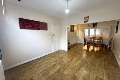 3 bedroom terraced house to rent, Hunter Road, Leicester LE4