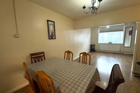 3 bedroom terraced house to rent, Hunter Road, Leicester LE4