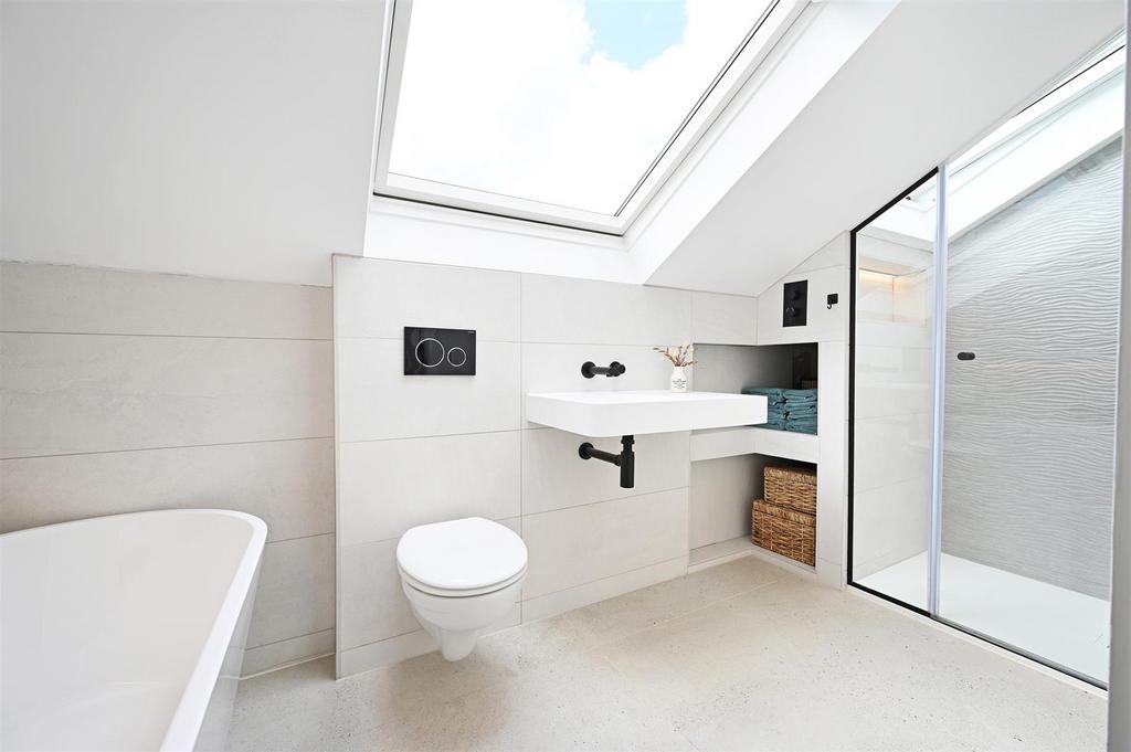 Master En Suite Bathroom