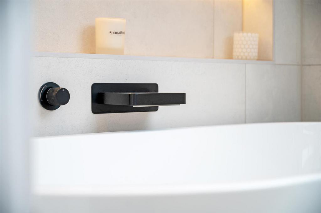 Master En Suite Bathroom