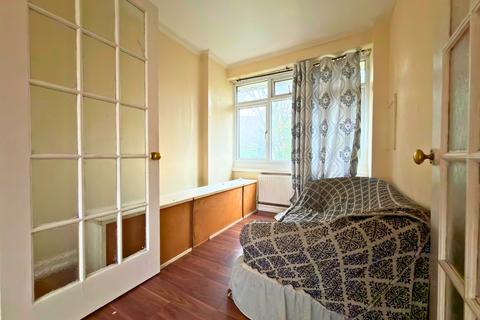 3 bedroom maisonette to rent, Ringwood Gardens, SW15