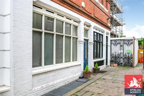 2 bedroom terraced house to rent, Borough High Street, London, SE1