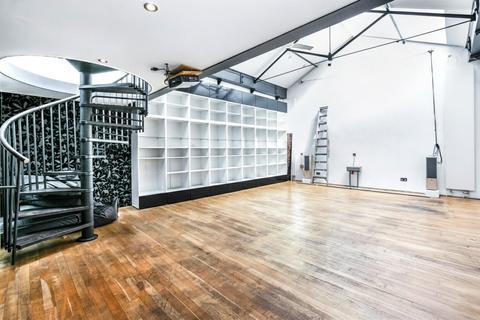 2 bedroom terraced house to rent, Borough High Street, London, SE1