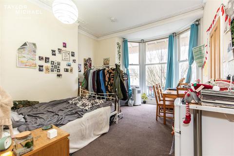 1 bedroom in a house share to rent, Bedford Square, Brighton
