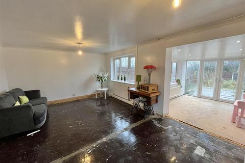 3 bedroom end of terrace house for sale, Wardlow Walk, Glossop