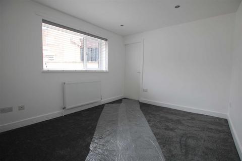 2 bedroom detached house to rent, Lower Wortley Road, Wortley, Leeds