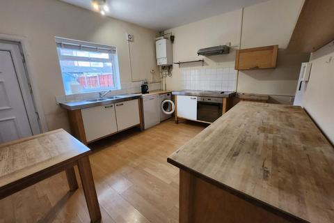 2 bedroom house to rent, Stelfox Street, Eccles, Manchester