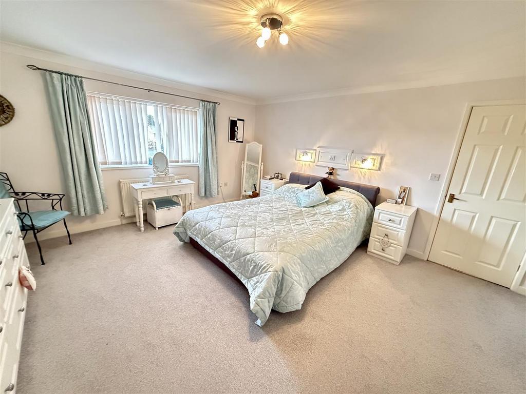 Front bedroom 3