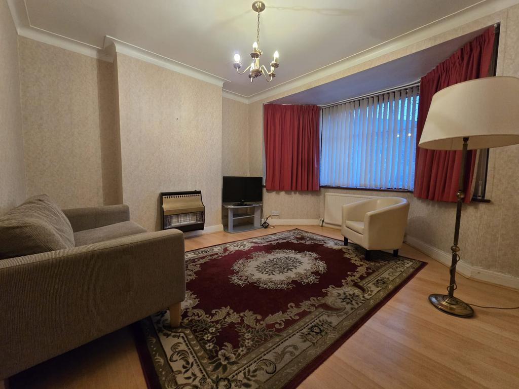 3 bed semi-detached house for sale West View NW4