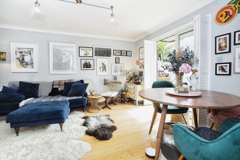 2 bedroom flat for sale, London E9