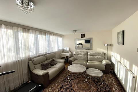 2 bedroom flat for sale, Ferraro Close, Hounslow