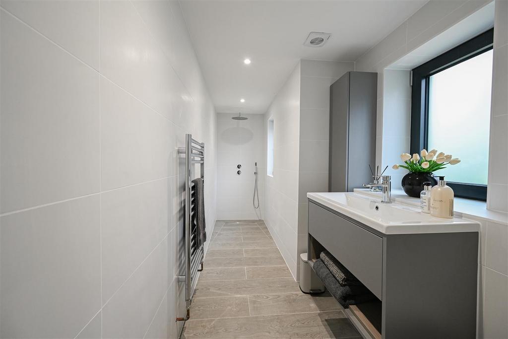 Bathroom 2.jpg