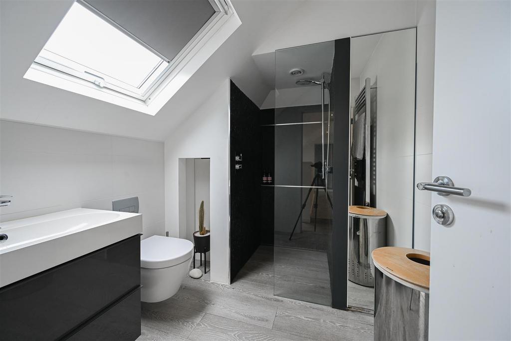 Bathroom 5.jpg