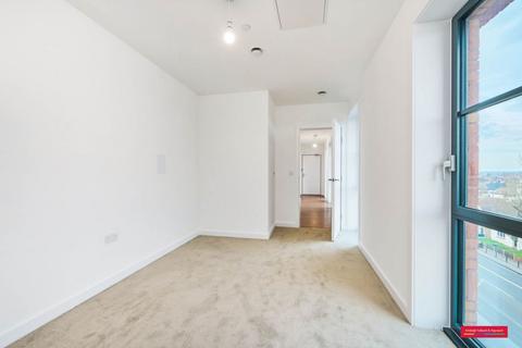3 bedroom flat to rent, New Road, Dagenham, RM9