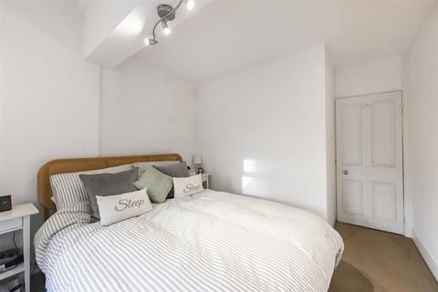 2 bedroom flat to rent, Norroy Road, Putney
