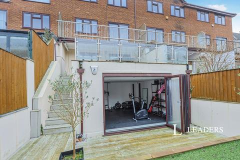 4 bedroom terraced house to rent, Surrey Road, BH12