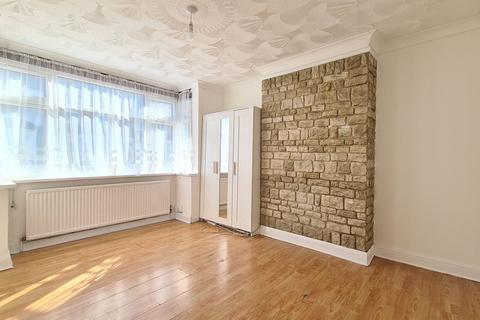 Studio to rent, Standard Road, Hounslow, TW3